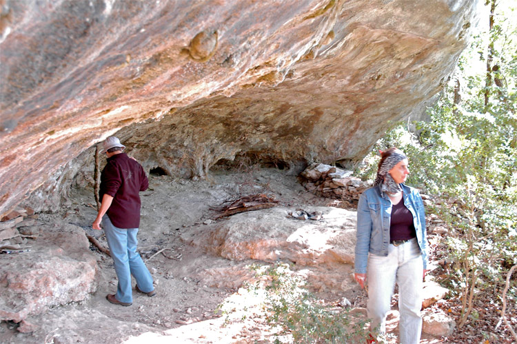 HDBGrotteNat_4206 Mary and Nathalie at the cave above the house