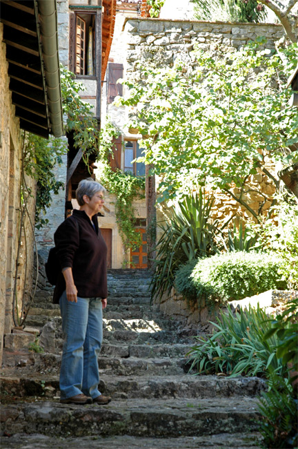 Puy_4434 Mary has found a secluded garden