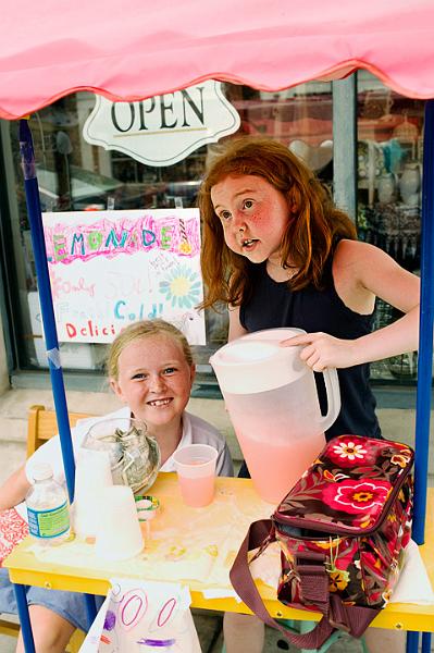 BeaufortLemonadeGirls_3917.jpg - These two girls were selling lemonade in Beaufort to raise money for juvenile diabetes research
